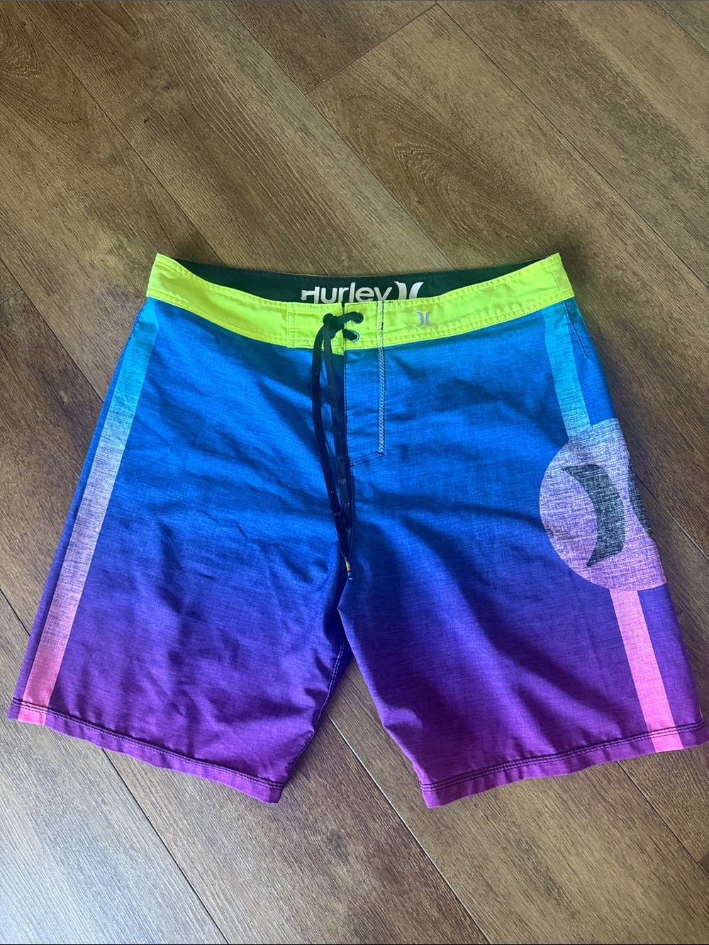 Hurley Men’s Blue to Purple Ombre Board Shorts with Neon Yellow Waistband. Sz 33